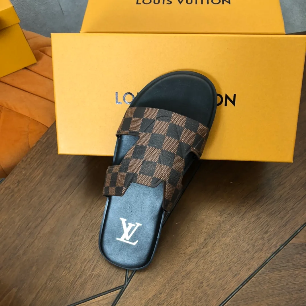Factory price: 270💰LV counters are selling new brand luxury men's slippers, casual, loose and comfortable. The must-have model in the picture above [Happy][Happy], multiple colors available Size: 38-44, customized 45